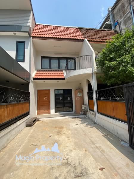 2 Storey Townhouse at Sukhumvit 16, Bangkok, Khlong Toei, Bangkok, 2 Bedrooms, 140 sqm, Townhouse For Rent, by Magic Property, 500472527 - DDproperty.com