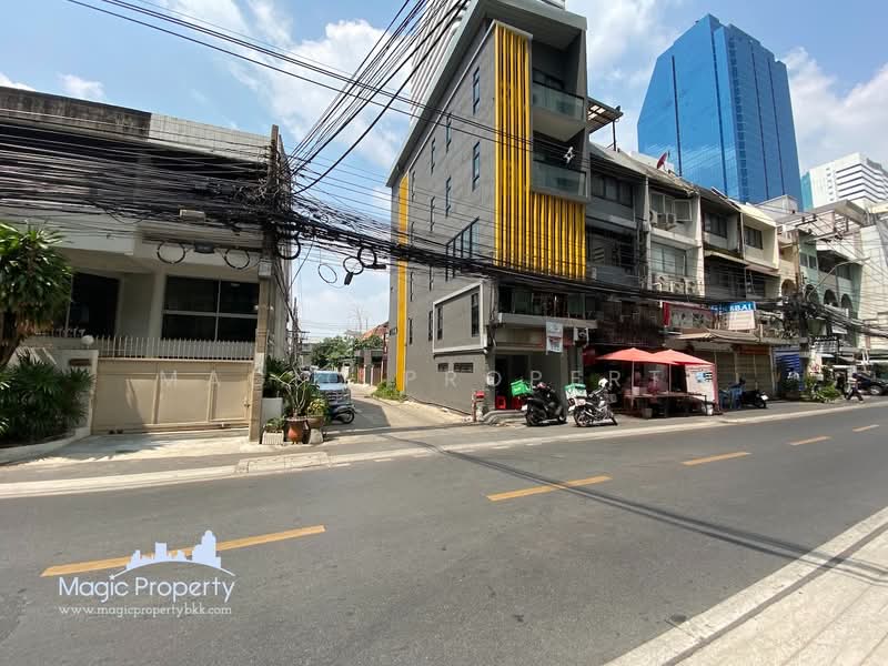 2 Storey Townhouse at Sukhumvit 16, Bangkok, Khlong Toei, Bangkok, 2 Bedrooms, 140 sqm, Townhouse For Rent, by Magic Property, 500472527 - DDproperty.com