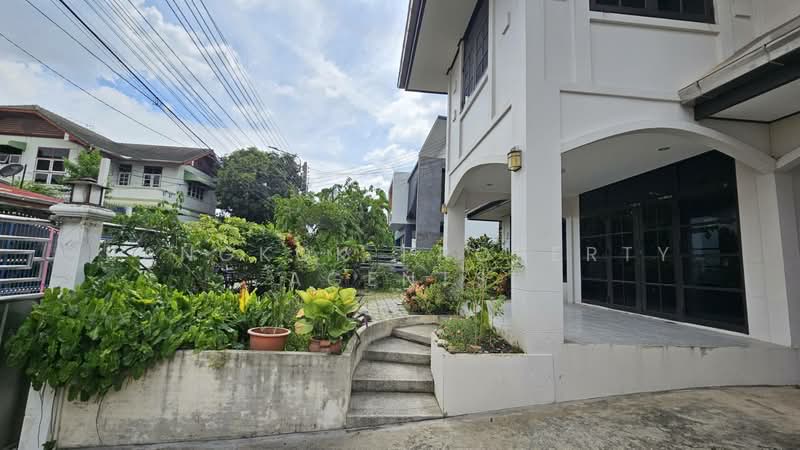 House in soi Sukhumvit 50, Bangkok, Bang Chak, Phra Khanong, Bangkok, 3 Bedrooms, 300 sqm, Single Detached House For Rent, by BANGKOK PROPERTY AGENTS, 500472678 - DDproperty.com