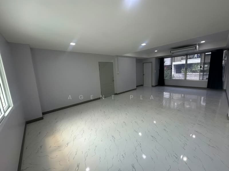 For Rent: 4-Story Home Office in Ladprao Area, near Ladprao 83 Station (Yellow Line BTS) (SPSAD4118), Bangkok, Wang Thonglang, Bangkok, 3 Bedrooms, 320 sqm, Townhouse For Rent, by Agent Pla, 500473416 - DDproperty.com