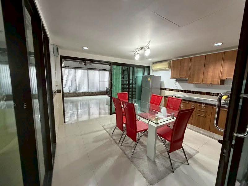 4-BR House, Bangkok, Khlong Chaokhun Sing, Wang Thonglang, Bangkok, 4 Bedrooms, 325 sqm, Single Detached House For Rent, by Pemika Aukkaraleekul, 500473533 - DDproperty.com