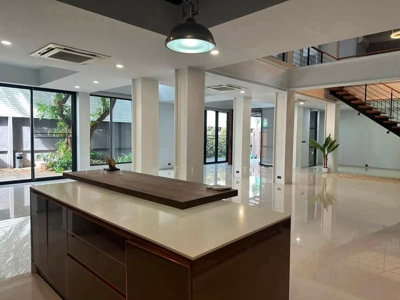 3-Storey Detached House Pool Villa Sukhumvit 71 Near BTS Phra Khanong, Bangkok, Khlong Tan Nua, Watthana, Bangkok, 5 Bedrooms, 700 sqm, Single Detached House For Sale, by LINE @firststep, 500473691 - DDproperty.com