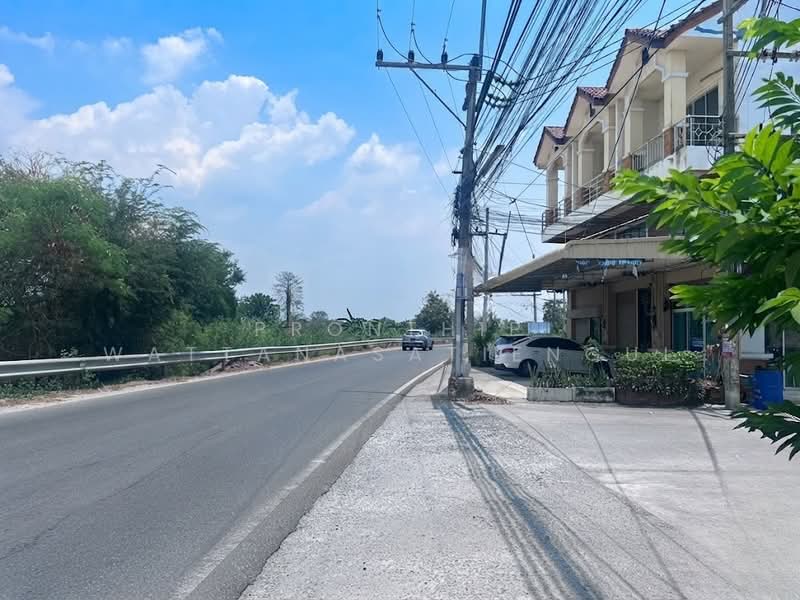 ขายด่วน! ปรับราคาพิเศษ ตึกติดถนนหน้าหมู่บ้านแสนมณี เพียง 1.79 ล้านบาท, Chon Buri (Pattaya), , Nha Pradu, Phan Thong, Chon Buri (Pattaya), 2 Bedrooms, 205 sqm, Townhouse For Sale, by Pronthip Wattanasatiengul, 500474370 - DDproperty.com