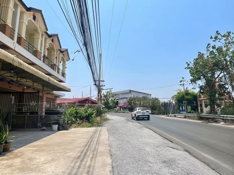 ขายด่วน! ปรับราคาพิเศษ ตึกติดถนนหน้าหมู่บ้านแสนมณี เพียง 1.79 ล้านบาท, Chon Buri (Pattaya), , Nha Pradu, Phan Thong, Chon Buri (Pattaya), 2 Bedrooms, 205 sqm, Townhouse For Sale, by Pronthip Wattanasatiengul, 500474370 - DDproperty.com