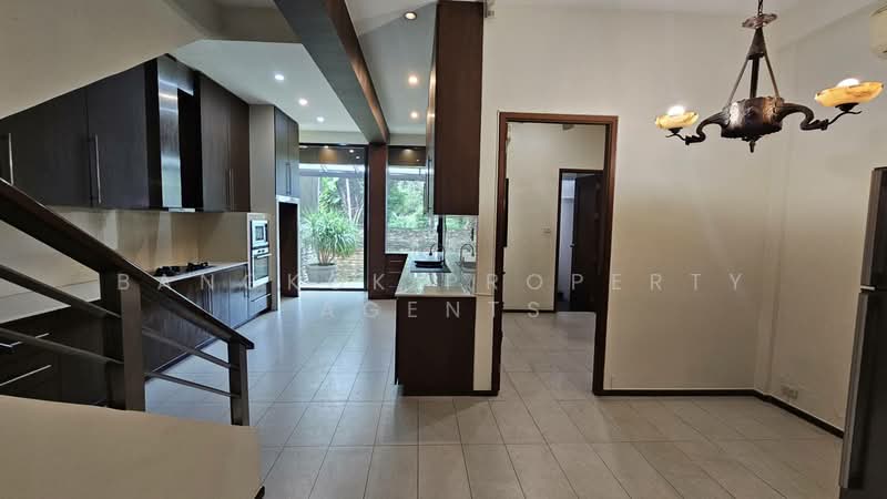 Townhouse in Ekkamai, Bangkok, Khlong Tan Nua, Watthana, Bangkok, 5 Bedrooms, 400 sqm, Townhouse For Rent, by BANGKOK PROPERTY AGENTS, 500474595 - DDproperty.com