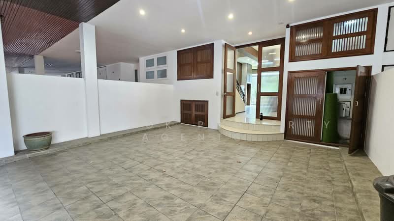 Townhouse in Ekkamai, Bangkok, Khlong Tan Nua, Watthana, Bangkok, 5 Bedrooms, 400 sqm, Townhouse For Rent, by BANGKOK PROPERTY AGENTS, 500474595 - DDproperty.com