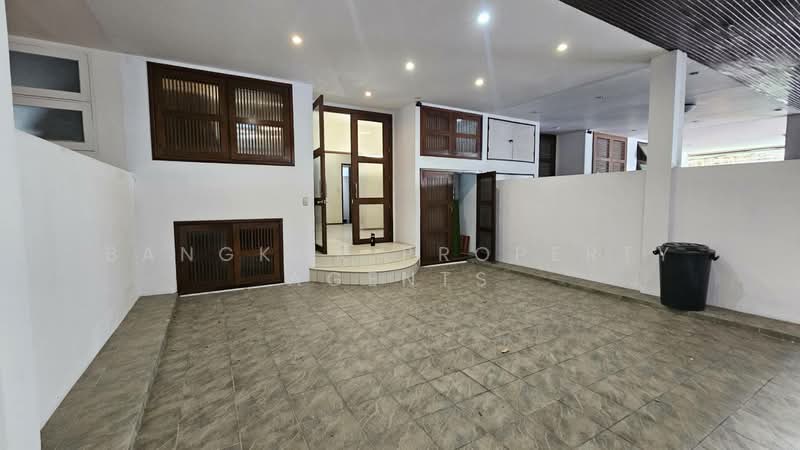 Townhouse in Ekkamai, Bangkok, Khlong Tan Nua, Watthana, Bangkok, 5 Bedrooms, 400 sqm, Townhouse For Rent, by BANGKOK PROPERTY AGENTS, 500474595 - DDproperty.com