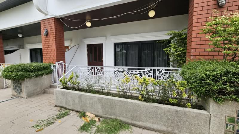 Townhouse in Ekkamai, Bangkok, Khlong Tan Nua, Watthana, Bangkok, 5 Bedrooms, 400 sqm, Townhouse For Rent, by BANGKOK PROPERTY AGENTS, 500474595 - DDproperty.com