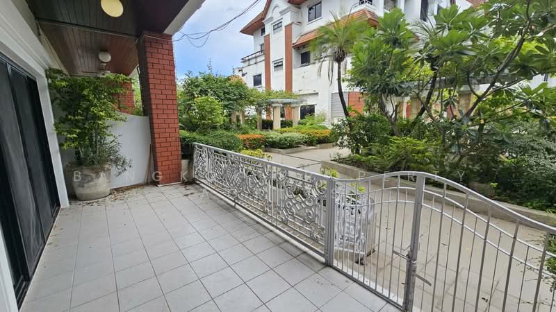 Townhouse in Ekkamai, Bangkok, Khlong Tan Nua, Watthana, Bangkok, 5 Bedrooms, 400 sqm, Townhouse For Rent, by BANGKOK PROPERTY AGENTS, 500474595 - DDproperty.com