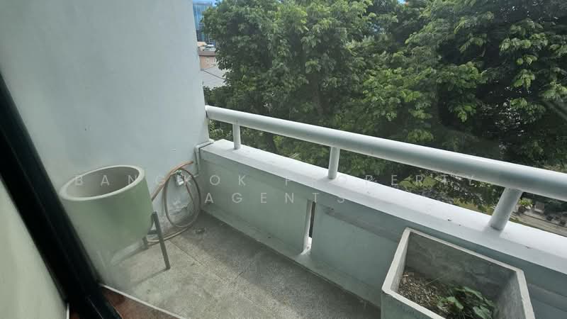 Townhouse in Ekkamai, Bangkok, Khlong Tan Nua, Watthana, Bangkok, 5 Bedrooms, 400 sqm, Townhouse For Rent, by BANGKOK PROPERTY AGENTS, 500474595 - DDproperty.com