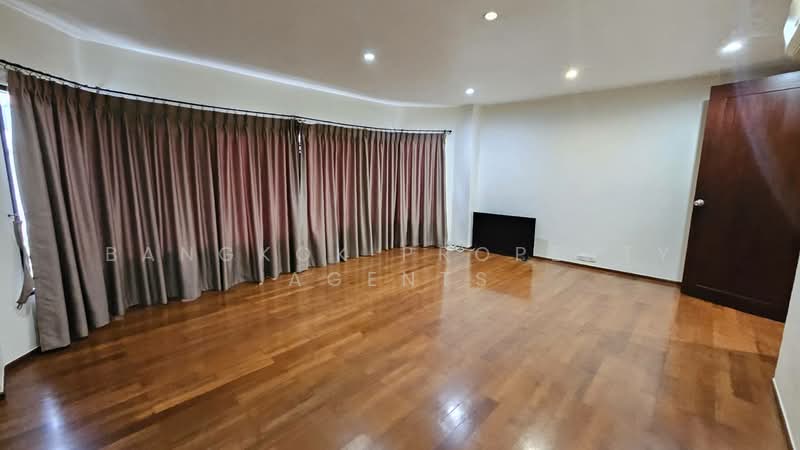 Townhouse in Ekkamai, Bangkok, Khlong Tan Nua, Watthana, Bangkok, 5 Bedrooms, 400 sqm, Townhouse For Rent, by BANGKOK PROPERTY AGENTS, 500474595 - DDproperty.com