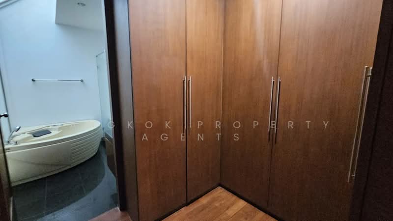Townhouse in Ekkamai, Bangkok, Khlong Tan Nua, Watthana, Bangkok, 5 Bedrooms, 400 sqm, Townhouse For Rent, by BANGKOK PROPERTY AGENTS, 500474595 - DDproperty.com
