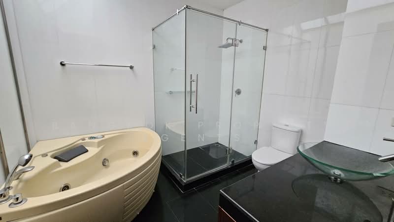 Townhouse in Ekkamai, Bangkok, Khlong Tan Nua, Watthana, Bangkok, 5 Bedrooms, 400 sqm, Townhouse For Rent, by BANGKOK PROPERTY AGENTS, 500474595 - DDproperty.com