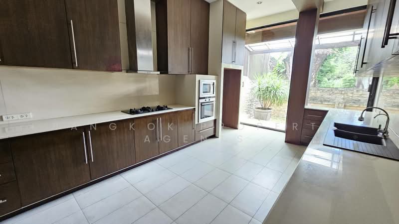 Townhouse in Ekkamai, Bangkok, Khlong Tan Nua, Watthana, Bangkok, 5 Bedrooms, 400 sqm, Townhouse For Rent, by BANGKOK PROPERTY AGENTS, 500474595 - DDproperty.com