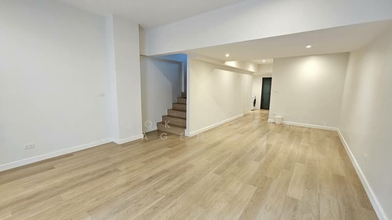 Townhome in Ekkamai, Bangkok, Khlong Tan Nua, Watthana, Bangkok, 5 Bedrooms, 350 sqm, Townhouse For Rent, by BANGKOK PROPERTY AGENTS, 500474602 - DDproperty.com