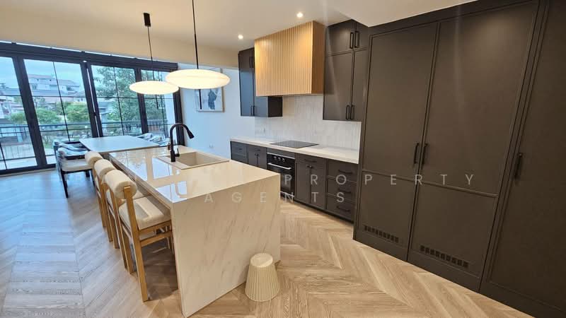 Townhome in Ekkamai, Bangkok, Khlong Tan Nua, Watthana, Bangkok, 5 Bedrooms, 350 sqm, Townhouse For Rent, by BANGKOK PROPERTY AGENTS, 500474602 - DDproperty.com