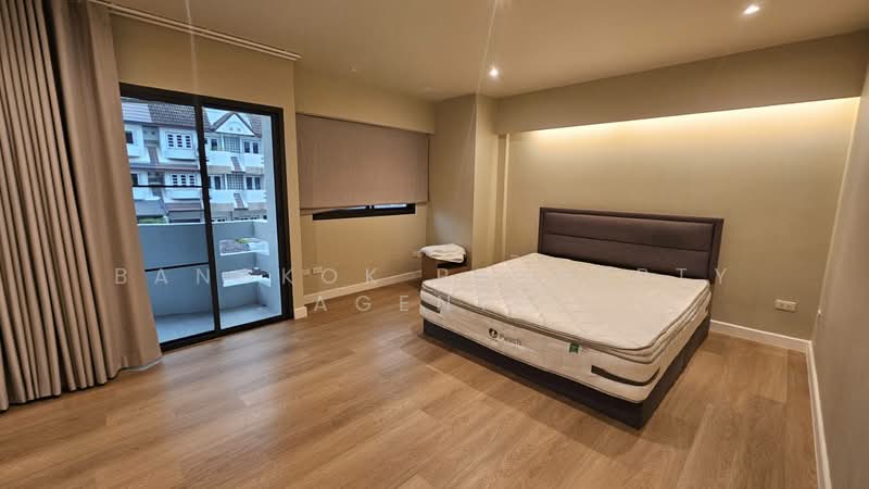 Townhome in Ekkamai, Bangkok, Khlong Tan Nua, Watthana, Bangkok, 5 Bedrooms, 350 sqm, Townhouse For Rent, by BANGKOK PROPERTY AGENTS, 500474602 - DDproperty.com