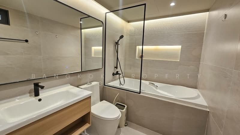 Townhome in Ekkamai, Bangkok, Khlong Tan Nua, Watthana, Bangkok, 5 Bedrooms, 350 sqm, Townhouse For Rent, by BANGKOK PROPERTY AGENTS, 500474602 - DDproperty.com