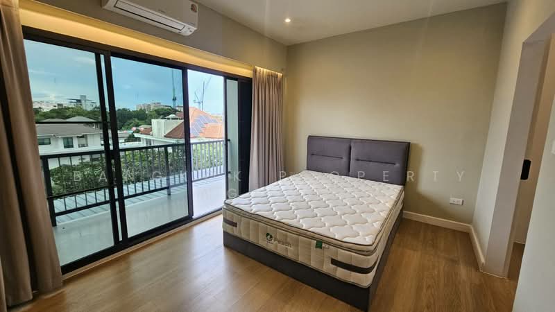 Townhome in Ekkamai, Bangkok, Khlong Tan Nua, Watthana, Bangkok, 5 Bedrooms, 350 sqm, Townhouse For Rent, by BANGKOK PROPERTY AGENTS, 500474602 - DDproperty.com