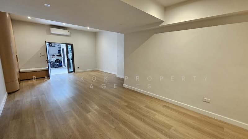 Townhome in Ekkamai, Bangkok, Khlong Tan Nua, Watthana, Bangkok, 5 Bedrooms, 350 sqm, Townhouse For Rent, by BANGKOK PROPERTY AGENTS, 500474602 - DDproperty.com