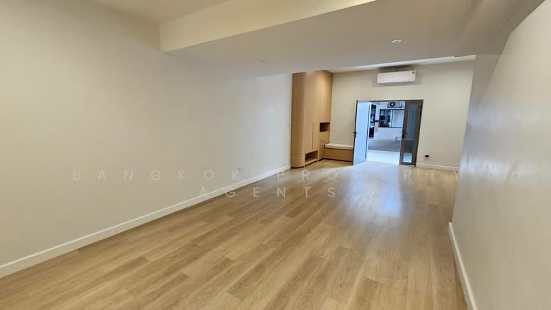 Townhome in Ekkamai, Bangkok, Khlong Tan Nua, Watthana, Bangkok, 5 Bedrooms, 350 sqm, Townhouse For Rent, by BANGKOK PROPERTY AGENTS, 500474602 - DDproperty.com