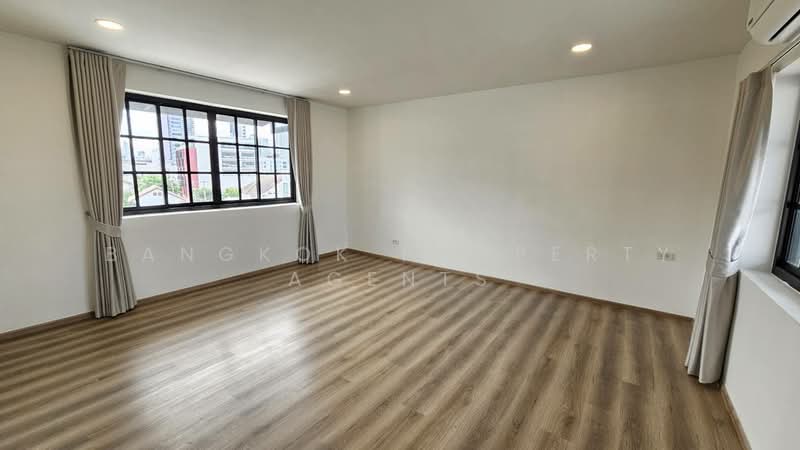 Townhouse - Ekkamai 12, Bangkok, Khlong Tan Nua, Watthana, Bangkok, 4 Bedrooms, 350 sqm, Townhouse For Rent, by BANGKOK PROPERTY AGENTS, 500474610 - DDproperty.com