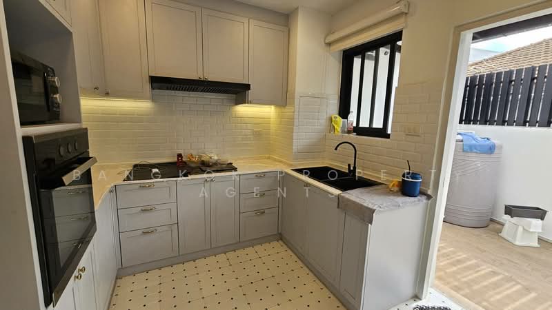 Townhouse - Ekkamai 12, Bangkok, Khlong Tan Nua, Watthana, Bangkok, 4 Bedrooms, 350 sqm, Townhouse For Rent, by BANGKOK PROPERTY AGENTS, 500474610 - DDproperty.com