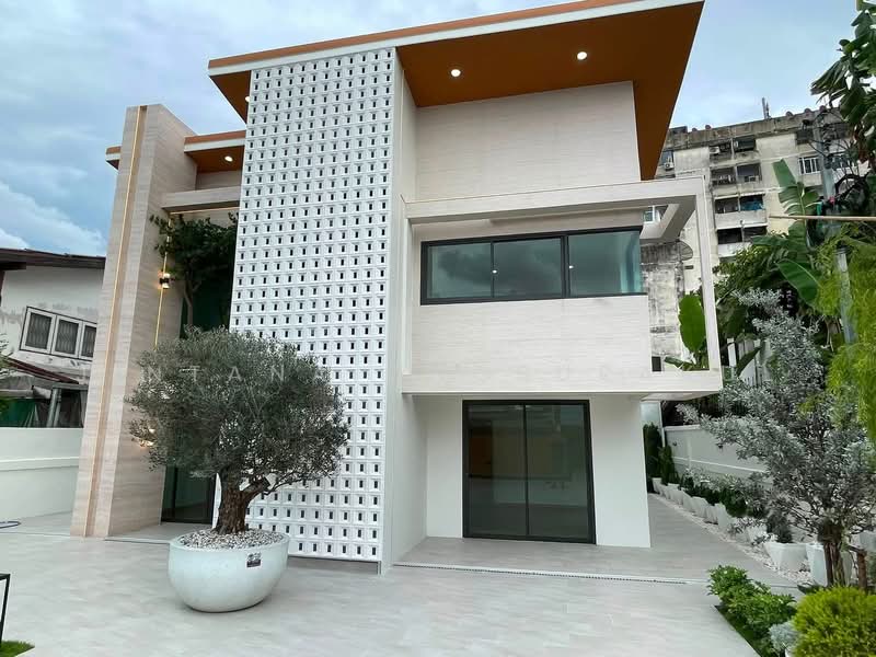 34/195 Chokchai 4 Soi 36 Yaek 2-4, Lat Phrao Sub-district, Lat Phrao District, Bangkok 10230, Bangkok, โชคชัย 4 ซอย 36 แยก 2 - 4, Lat Phrao, Bangkok, 4 Bedrooms, 320 sqm, Single Detached House For Sale, by Jintana Ongsurakul, 500474704 - DDproperty.com