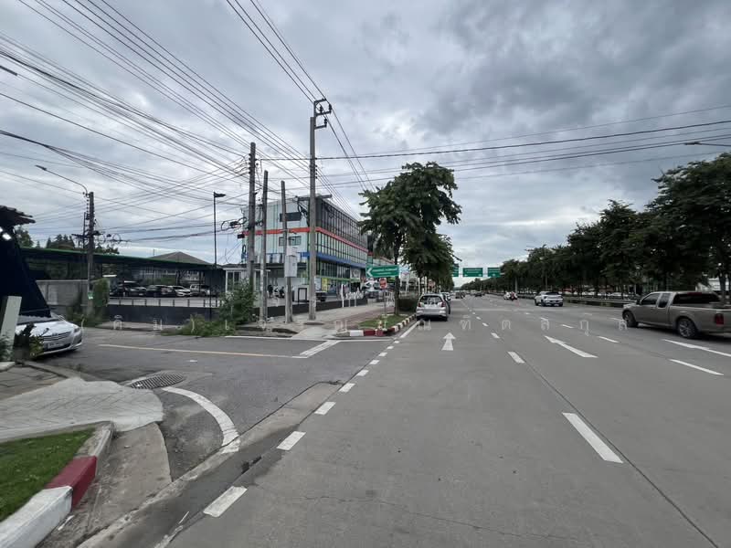 ที่ดินสวย แถมบ้าน เกือบติดถนนพระเทพตัดใหม่ พรานนก สาย 4 ใกล้ สี่แยกไฟฉาย ถนนราชพฤกษ์ ปากคลองตลาดใหม่, กรุงเทพ, พรานนก พุทธมณฑลสาย 4, บางพรม, ตลิ่งชัน, กรุงเทพ, 292 ตร.ม., ที่ดิน ขาย, โดย จิรกิตติ์ (คิม)เจริญบัณฑิตสกุล, 500475386 - DDproperty.com
