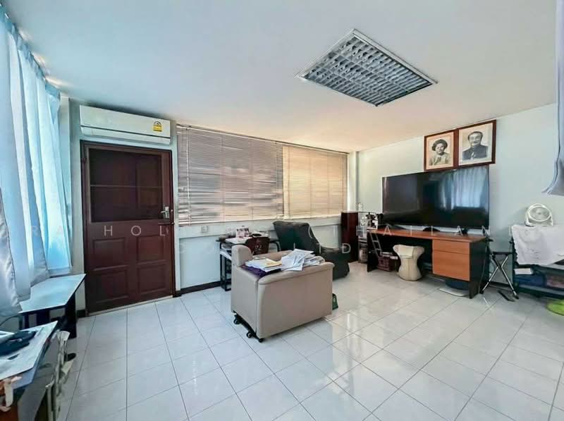 เกร็ดแก้วการ์เด้น 4, Bangkok, Lat Yao, Chatuchak, Bangkok, 5 Bedrooms, 200 sqm, Townhouse For Sale, by ERA Holding (Thailand) Co., Ltd., 500475476 - DDproperty.com