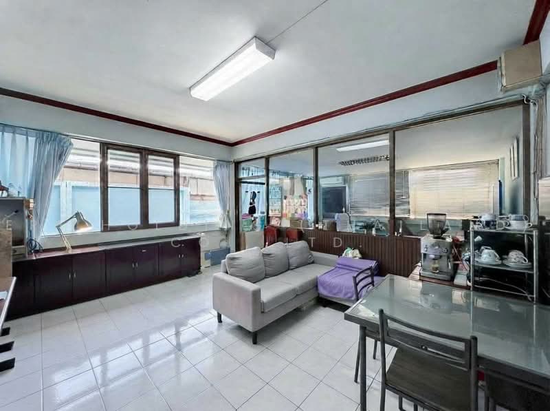เกร็ดแก้วการ์เด้น 4, Bangkok, Lat Yao, Chatuchak, Bangkok, 5 Bedrooms, 200 sqm, Townhouse For Sale, by ERA Holding (Thailand) Co., Ltd., 500475476 - DDproperty.com