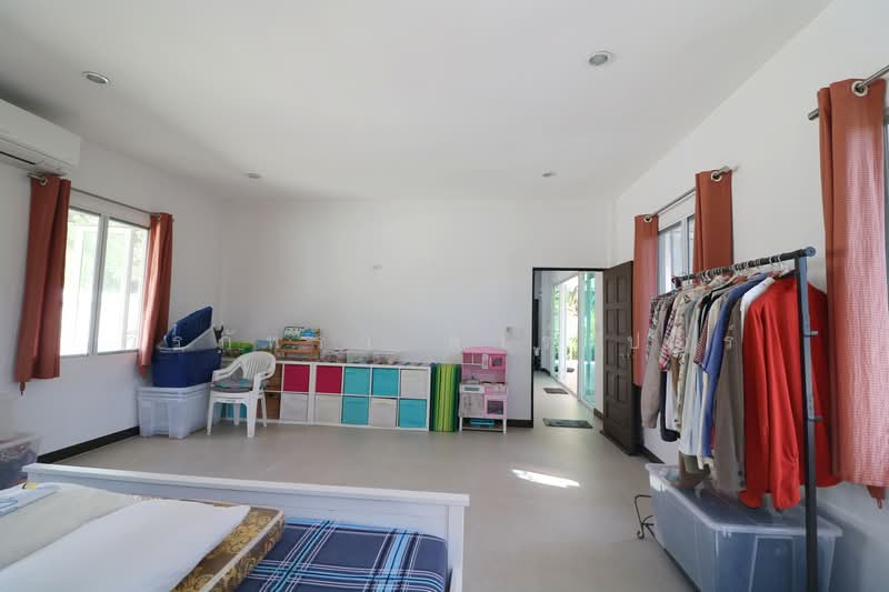 Twin Lakefront Homes for Sale Kumphawapi, Red Lotus Lake Views, Udon Thani, Kumphawapi, Udon Thani, 5 Bedrooms, 450 sqm, Semi-Detached House (Twin House) For Sale, by วีรภัทรา ดาร์เปอร์, 500475534 - DDproperty.com