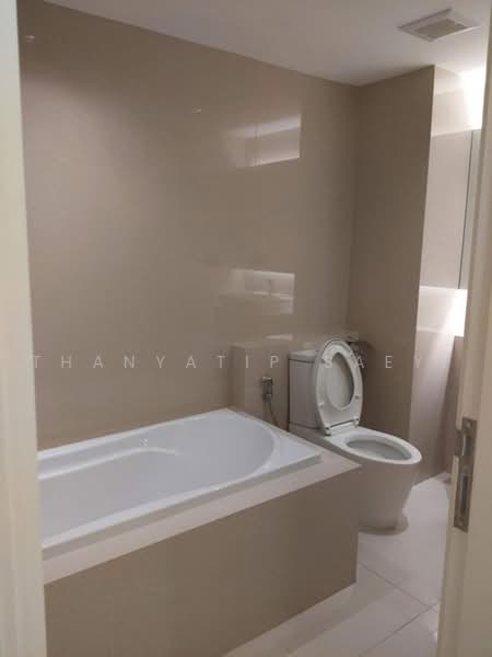 Vtara Sukhumvit 36, Bangkok, 118 Soi Saen Sabai, Phra Kanong, Khlong Toei, Bangkok, 2 Bedrooms, 46 sqm, Condo For Rent, by Thanyatip Saeyi, 500475780 - DDproperty.com