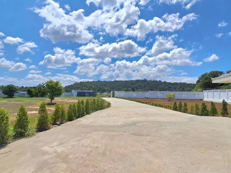 บ้านเดี่ยวพร้อมที่ดินศรีราชา ชลบุรี, Chon Buri (Pattaya), Bo Win, Si Racha, Chon Buri (Pattaya), 5 Bedrooms, 200 sqm, Single Detached House For Sale, by The Best Property นุ้ย, 500475824 - DDproperty.com