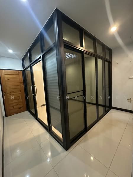 MRTลาดพร้าว, Bangkok, Chan Kasem, Chatuchak, Bangkok, 6 Bedrooms, 300 sqm, Townhouse For Rent, by Thiya Chaysabut, 500476811 - DDproperty.com