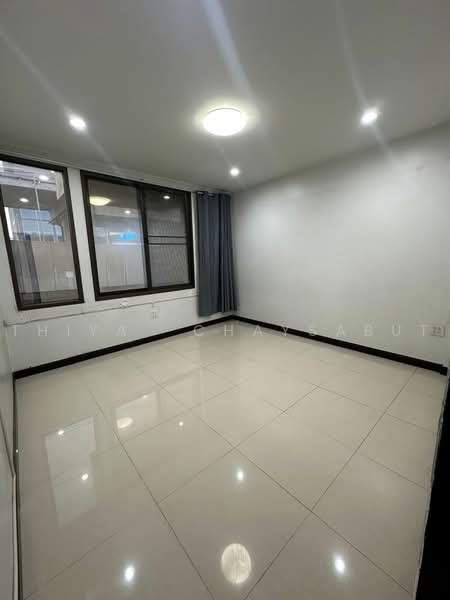 MRTลาดพร้าว, Bangkok, Chan Kasem, Chatuchak, Bangkok, 6 Bedrooms, 300 sqm, Townhouse For Rent, by Thiya Chaysabut, 500476811 - DDproperty.com