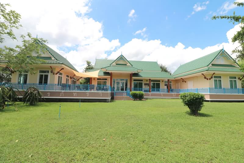 บ้านเดี่ยวหรู 4 ห้องนอน 5 ห้องน้ำ พร้อมที่ดิน 6 ไร่ ในโครงการวานนท์นิวาส อำเภอสกลนคร, สกลนคร, วานรนิวาส, สกลนคร, 215 ตร.ม., บ้านเดี่ยว ขาย, โดย วีรภัทรา ดาร์เปอร์, 500476895 - DDproperty.com