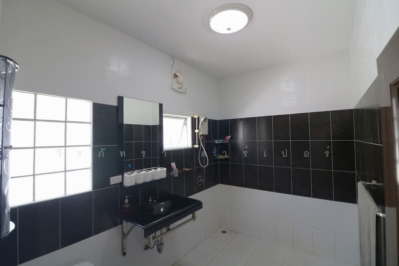 บ้านหรูริมทะเลสาบ 4 ห้องนอน 5 ห้องน้ำ บ้านตาด อุดร, อุดรธานี, บ้านตาด, เมืองอุดรธานี, อุดรธานี, 299 ตร.ม., บ้านเดี่ยว ขาย, โดย วีรภัทรา ดาร์เปอร์, 500477141 - DDproperty.com