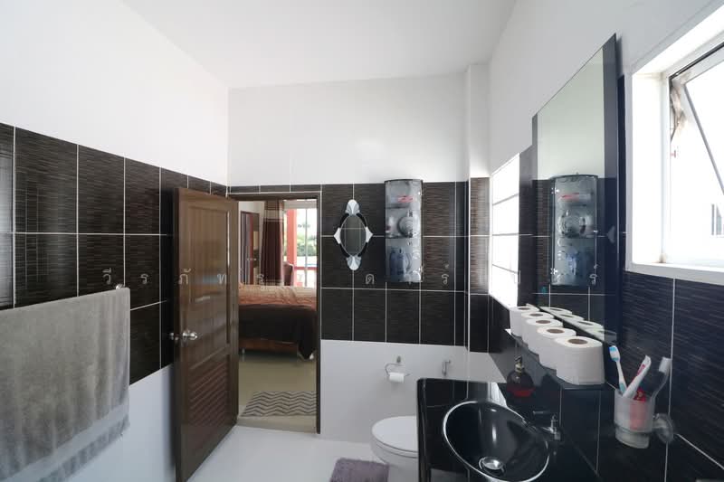Luxury 4BR 5BA Lakeside Home for Sale Ban Tat, Udon Thani, Ban Tat, Muang Udon Thani, Udon Thani, 4 Bedrooms, 299 sqm, Single Detached House For Sale, by วีรภัทรา ดาร์เปอร์, 500477141 - DDproperty.com