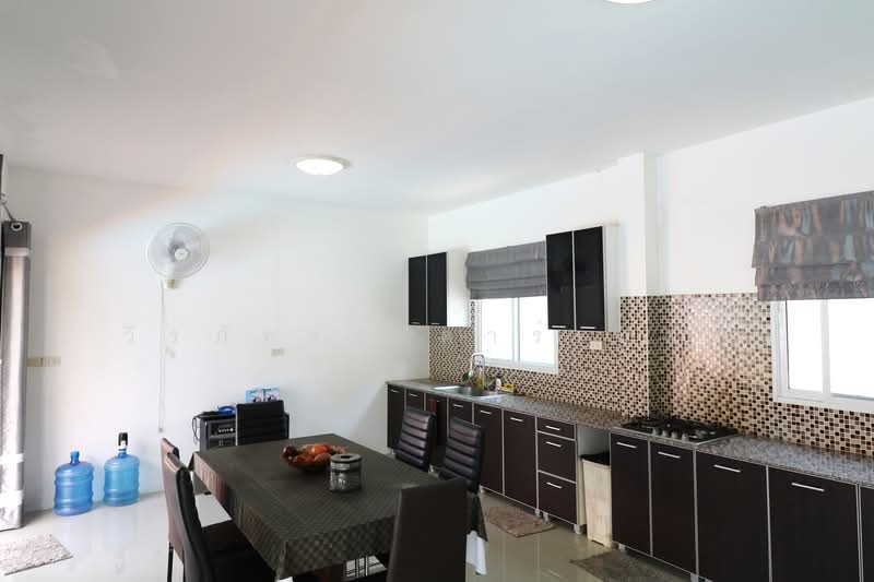 บ้านหรูริมทะเลสาบ 4 ห้องนอน 5 ห้องน้ำ บ้านตาด อุดร, อุดรธานี, บ้านตาด, เมืองอุดรธานี, อุดรธานี, 299 ตร.ม., บ้านเดี่ยว ขาย, โดย วีรภัทรา ดาร์เปอร์, 500477141 - DDproperty.com