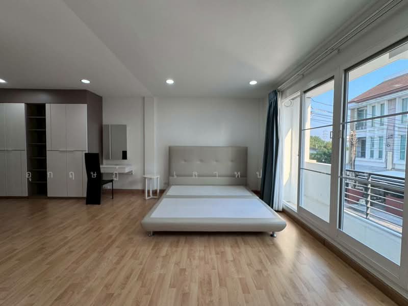 Baan Klang Muang S-Sense Rama 9-Ladprao, Bangkok, Soi Ladprao 84, Ladprao Road, Wang Thonglang, Bangkok, 3 Bedrooms, 167 sqm, Townhouse For Sale, by Aukrit Laohaprasit, 500477458 - DDproperty.com