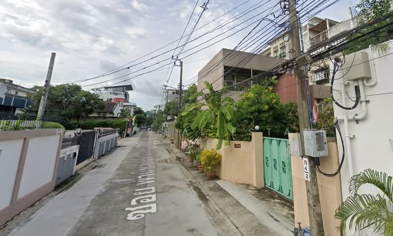 ที่ดินพร้อมสิ่งปลูกสร้าง 210 ตร.ว. ซอยปรีดีพนมยงค์ 42, Bangkok, Phra Kanong Nua, Watthana, Bangkok, , 840 sqm, Land For Sale, by HOME Real Estate Service, 500477490 - DDproperty.com
