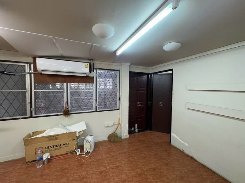 3-storey Commercial Townhouse Ekkamai (Sukhumvit 63), Near BTS Ekkamai, Bangkok, Khlong Tan Nua, Watthana, Bangkok, , 250 sqm, Shophouse For Rent, by LINE @firststep, 500477563 - DDproperty.com