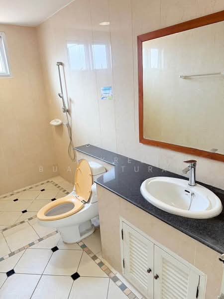 5-BR Townhouse, Bangkok, Saphan Sung, Bangkok, 5 Bedrooms, 600 sqm, Townhouse For Rent, by Jakree Buajatturat, 500477950 - DDproperty.com
