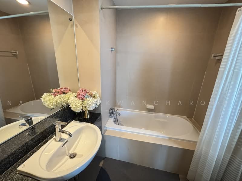 59 Heritage, Bangkok, 18 Soi Sukhumvit 59, Khlong Tan Nua, Watthana, Bangkok, 2 Bedrooms, 72 sqm, Condo For Rent, by Natnicha Kwancharoen, 500478048 - Master bathroom with bathtub - DDproperty.com