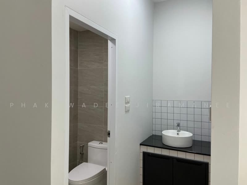 Prem Mansion, Bangkok, 121 Soi Sukhumvit 12, Khlong Toei, Bangkok, 1 Bedroom, 140 sqm, Apartment For Rent, by Phakawadee Jiramanee, 500478696 - DDproperty.com