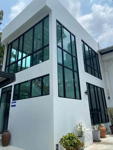 Prem Mansion, Bangkok, 121 Soi Sukhumvit 12, Khlong Toei, Bangkok, 1 Bedroom, 140 sqm, Apartment For Rent, by Phakawadee Jiramanee, 500478696 - DDproperty.com