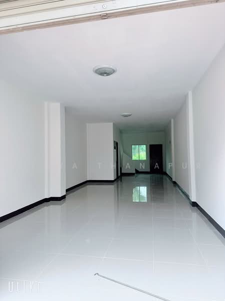 New 3-Story Commercial Bldg for Sale in Lamphun Prime Location, Lamphun, ถ.สายลำพูน-สันป่าตอง, Rim Ping, Muang Lamphun, Lamphun, , 173 sqm, Shophouse For Sale, by Kulaya Thanapura, 500479135 - DDproperty.com