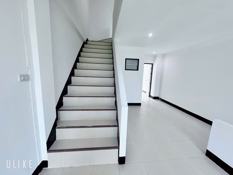 New 3-Story Commercial Bldg for Sale in Lamphun Prime Location, Lamphun, ถ.สายลำพูน-สันป่าตอง, Rim Ping, Muang Lamphun, Lamphun, , 173 sqm, Shophouse For Sale, by Kulaya Thanapura, 500479135 - DDproperty.com