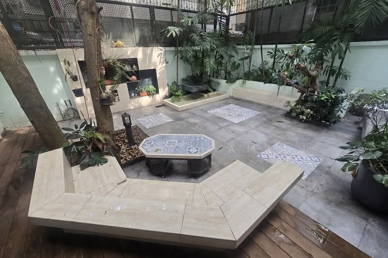 Land with 2 houses for sale in Phrom Phong, Bangkok, Sukhumvit 22, Khlong Toei, Bangkok, 6 Bedrooms, 268 sqm, Single Detached House For Sale, by Ailada Ngamsri, 500479169 - DDproperty.com